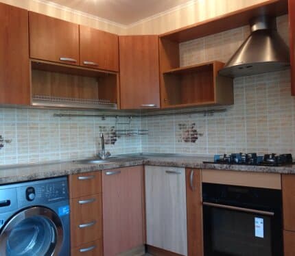 Сдается отдельная комната в 2-х комнатной квартире для парня. Во второй комнате тоже проживает парень . В квартире сделан ремонт, есть все необходимое для проживания. Развитая инфраструктура , рядом магазины, поликлиника и остановка общественного транспорта. До метро 5 минут пешком.