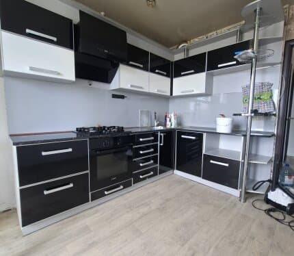 квартира с проделанными подготовительными работами для реализации ваших идей. Отличное месторасположение: в спокойном районе, но максимально близко от центра