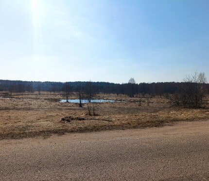 Участок со старым домом в живописном месте, вид на заливные луга, река через дорогу, рядом проходит центральное водоснабжение, электричество на столбе, участок в пожизненном владении, есть возможность расширить до 1 га, располагается в 10 км от районного центра Звонить по второму номеру телефона или пишите в месенджеры, будем рады ответить на ваши вопросы!