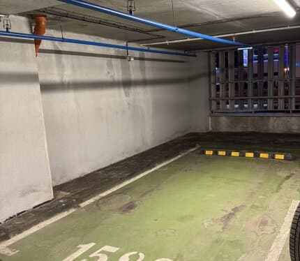 Машиноместо на стилобате. Рядом выход в третий и второй подъезд 