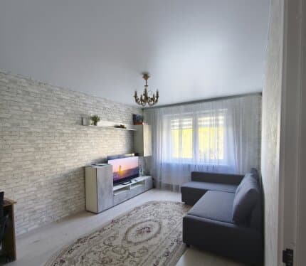 Сдаю отличную просторную комнату в центре города с мебелью и всей необходимой бытовой техникой, метро рядом ,без хозяев.