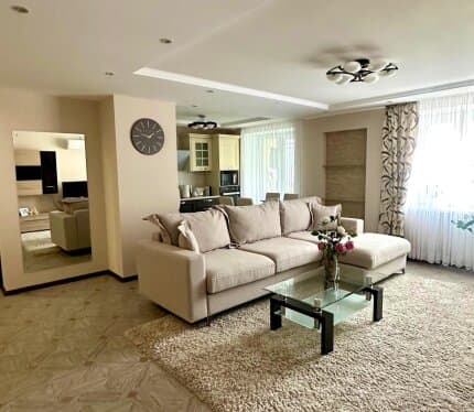 Уютная 3-комнатная квартира 80 м² в теплом энергосберегающем доме в г.Могилеве, ул. 30 лет Победы. Этаж 5 из 10. Сделан качественный евроремонт, просторная кухня, светлые комнаты.Продается полностью с мебелью и техникой 