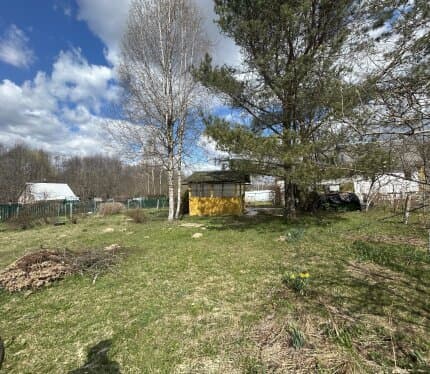 Продается земельный участок в Воложинском районе, 35 км от МКАД На участке расположен металлический кунг, приспособленный для ночлега, большая деревянная беседка с освещением и розетками, рамы открываются, летний душ, кирпичный сарай с освещением и стеллажами, туалет, колодец с насосом для полива, двухстворчатые ворота для въезда автомобиля. На участке проведено электричество. Участок сухой и ровный. Плодородная земля - растут голубика, клубника, виноград, малина, ежевика. Удобное транспортное 