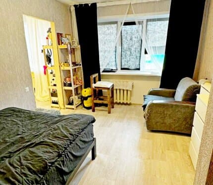 Квартира готова к проживанию, две больших светлых комнат, все окна ПВХ, выходят в тихий двор, на полу ламинат, линолеум, натяжной потолок. Дом теплый, в 2018 году проведен капитальный ремонт. Сан.узел раздельный, сантехника хорошая. В пользовании две жилые комнаты общей площадью 26,2м.кв.