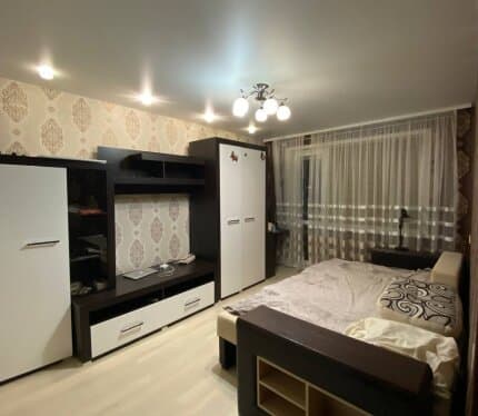 Сдаю отдельную просторную комнату с мебелью и всей необходимой бытовой техникой, метро рядом, чистая и аккуратная, под ключ.