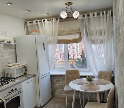 Продаётся квартира в центре Витебска для тех, кто хочет заселиться и с первого дня наслаждаться жизнью, не думая о ремонте, переделке и тд и тп. Отличный ремонт. Вся встроенная техника импортная. Канализация, водопровод, проводка заменены. Дом кирпичный, очень тёплый. Стены толстые, звукоизоляция прекрасная. Два застеклённых балкона со стеклопакетами. Развитая инфраструктура, транспортное сообщение. Продаётся со всей мебелью и техникой. Вживую всё намного лучше, чем на фото! Заехал - и живи!