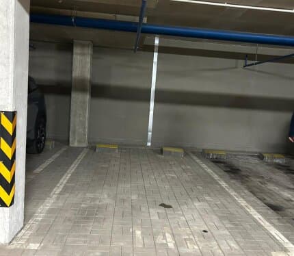 Машиноместо в подземном паркинге недалеко от метро Грушевка. Два входа, видеонаблюдение.Теплый , сухой паркинг. Длительно.Круглосуточный доступ 24/7 Видеонаблюдение и охрана удобный въезд и выезд.