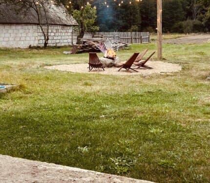 Стоимость актуальна до 30 апреля, пока действителен предварительный договор на интересующую меня недвижимость Дом полностью возведения в 2025 году — с душой. В нем есть две уютные комнаты площадью около 45 м², восстановленный фундамент. Общая площадь кухни, гардеробной и санузла — примерно 30 м², выполнены полностью новая электрика, щиток, всё согласовано по госту. Дом утеплён, есть печное отопление на 100 м³ — справляется в любой мороз, а при желании можно подвести газ. На кухне и в санузле пл