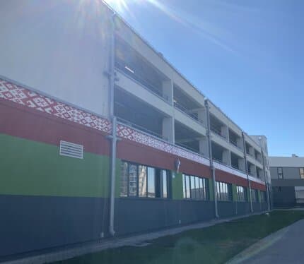 Машиноместо на паркинге в Минск Мире, защита от осадков (ряд в центре этажа), рядом со спуском, подъем-спуск по рампам (без спирали), коммунальные платежи входят в стоимость, есть видеонаблюдение, удобно для жителей квартала Западная Европа, Южная Америка. Подходит для хранения машины выходного дня и тех, кто не ездит зимой