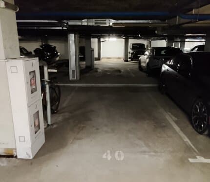 Сдаётся машиноместо в подземном паркинге. Въезд расположен рядом с домом Мястровская 24. Место находится недалеко от въезда. Ворота автоматические ( открываются брелком ). 