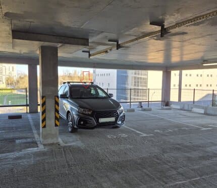 Аренда Машиноместа на крытом паркинге ст.м Петровщина, въезд с проспекта Дзержинского, 200м от метро. Есть лифт.