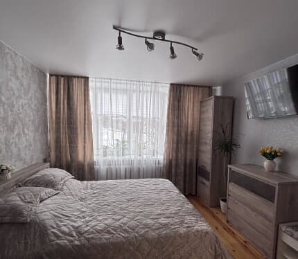 Сдаю отдельную комнату с мебелью и всей необходимой бытовой техники, метро рядом., без хозяина.