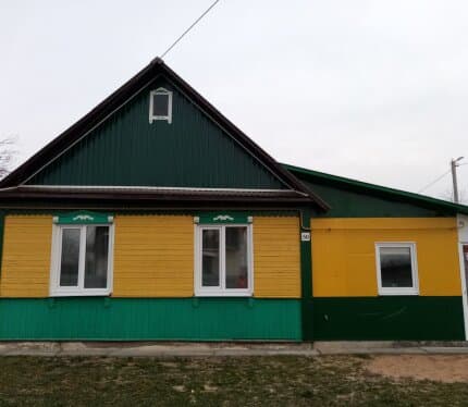 Сдам домик в деревне на летний период, агроусадьба `Гасцёўня` . 30 км от МКАДа г. Минска. Деревня Силичи. Одна изолированная комната, одна проходная. Разместятся до 5человек. Имеются все удобства (свет, газ, отопление, канализация, интернет). Рядом расположены два горнолыжных комплекса `Силичи` и `Логойск`. Обязательное условие - без животных. Цена указана за месяц + комунальные расходы