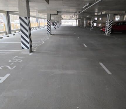 Машино-место в крытом паркинге ЖК Дубравинский. Место на 2 этаже, паркинг новый, пока устанавливается видеонаблюдение. Все работает, шлагбаумы установлены, открытие шлагбаума брелоком.