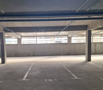 Сдаются в аренду машиноместа по адресу пр. Победителей д 129, (-1 этаж) жилого дома. В стоимость включены коммунальные платежи. Паркинг оборудован камерами наблюдения, освещением и естественной вентиляцией.