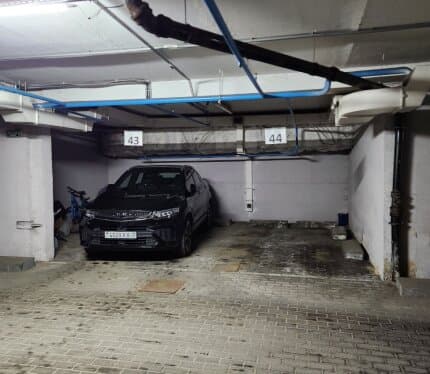 Сдам парковочное место на длительный срок. Заезд с Богдановича, нижний уровень. Дополнительно оплачиваются коммунальные