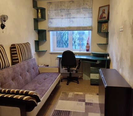 Сдам комнату с 21 апреля на длительный срок от года ДЕВУШКЕ гражданство РБ от 20 до 28 лет, молодому специалисту, порядочной, платежеспособной без вредных привычек, без растений, без аллергии на животных. Комната не проходная, светлая уютная. В соседней комнате живет девушка медработник 24 лет с котом. Рядом расположены Севастопольский парк и Парк Челюскинцев. Удобное транспортное сообщение. Залог за месяц. Оплата за месяц вперёд плюс 1/2 коммунальных платежей. Прописан только собственник.