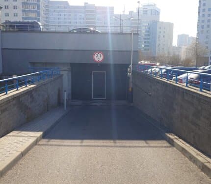 Сдается в аренду машино-место повышенной комфортности 16,8м2 на верхнем уровне, без соседей сбоку (двери авто можно открывать настежь), машино-место 7 метров длинной и 2,4 метров (а по факту использовать можно больше) шириной, машино-место между въездом и выездом по прямой (не надо выруливать по узким коридорам паркинга). Коммунальные платежи учтены в стоимости (дополнительных платежей нет). Машино-место сдаётся официально, с подписанием договора аренды. Предпочтительно на длительный срок.