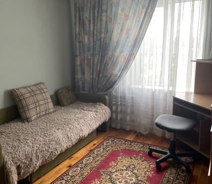 Квартира расположена в центре города в тихом районе, рядом 56 гимназия им. А.А. Вишневского, 3 детских сада. Дом кирпичный, квартира теплая, окна ПВХ, лоджия остеклена. До остановки Универмаг Гомель- 7 минут пешком, до авто и жд вокзала- 10 минут пешком, до университета им. Ф.Скорины-10 минут пешком. Во дворе магазин продуктовый. Квартиру продаю с мебелью и бытовой техникой, заезжайте и живите. Небольшой косметический ремонт требуется.