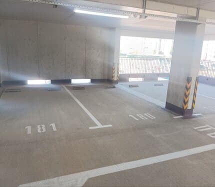 Сдается в аренду машино-место на 4-м этаже многоуровневого паркинга. Паркинг оснащен лифтом, шлагбаумом, имеется видеонаблюдение. Расположен в 200 м от ст. метро «Грушевка». Коммунальные услуги включены в стоимость.