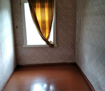 Продается дом в живописном месте рядом с водохранилищем. Отличное место для отдыха и любителей рыбалки!!! Дом деревянный. В дом проведена вода (центральное водоснабжение), также имеется колодец. Есть местная канализация на два кольца, люк расположен во дворе, также есть уличный туалет. В кухне новая печь (2019 года), по дому сделана новая электрическая разводка, в том числе и на 380 Вт для подключения электрической плиты. Участок 25 с, который может быть разделен на два.