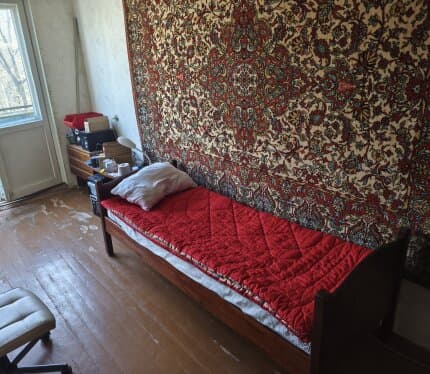 Спальное место в комнате с хозяином квартиры парнем 27 лет, мужчине не иностранцу. В соседней комнате живёт туркмен, поддерживаем дружескую атмосферу. Стоимость символическая 150р + 1/3 коммуналки