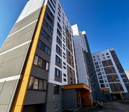 Продается 3-х комнатная квартира в 6-м этаже. Не угловая. Вид на реку Сож, первая линия, пляж. Двор без машин. Детская площадка.