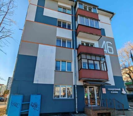 Квартира в жилом состоянии с косметическим ремонтом, выровнены стены, натяжной потолок, выполнена стяжка пола, заменена электропроводка, установлены регуляторы отопления. Окна ПВХ, выходят на две стороны