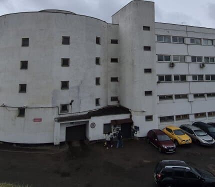 Сдаётся ТЁПЛЫЙ гараж на длительный срок в многоуровневом гаражном комплексе «Аэродромная-3». Забудьте о холоде и сырости: расположен в уютной середине здания на втором этаже, обещая комфорт в любое время года.Есть видеонаблюдение,круглосуточная охрана,автоматические гаражные ворота,вода,электричество 220В,рядом метро,СТО,автомойка