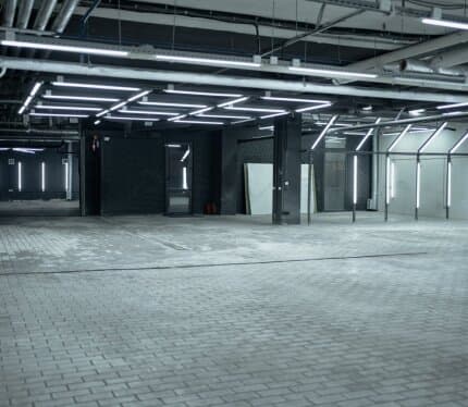 Сдаётся уникальное пространство под продажу/аренду/хранение премиум автомобилей в центре Минска в динамично развивающейся локации на улице Октябрьская. - в шаговой доступности бары/рестораны/отель/заправочная станция/автомойка - предоставление юридического адреса - низкие коммунальные платежи (только электроэнергия от освещения по счетчику) - доступ на объект 24/7 - круглосуточная охрана - 13 полноценных парковочных мест (в районе 200 квадратов) - двухзоный оборудованный мебелью офис 22 метра кв