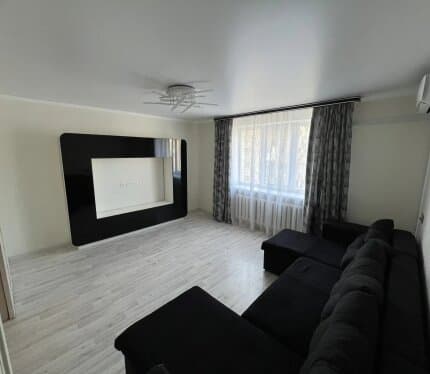 Продаётся 3-комнатная квартира на 4 этаже 5-этажного дома. Общая площадь — 62,7 кв.м. Квартира с косметическим ремонтом. Удобная планировка: комнаты изолированные, что обеспечивает комфортное проживание. Просторная гостиная и две отдельные спальни позволяют грамотно организовать жилое пространство. Санузел раздельный. Квартира частично меблирована. Установлен кондиционер. Есть два балкона, которые можно использовать как дополнительные зоны хранения или отдыха. Окна выходят на две стороны дома