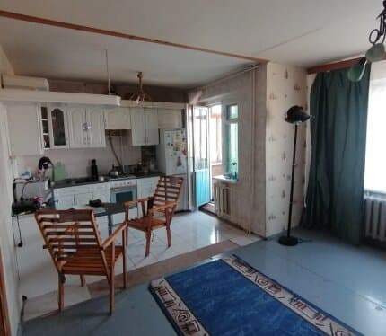 Район юг-3. Трехкомнатная квартира. Современный, красивый проспект «Победы», с широкими тротуарами и зелеными зонами. Средний этаж. Общая площадь 64,2м.кв., жилая 39,4м.кв, кухня 8,1м.кв. Стандартная планировка. На разные стороны, восток – запад. Окна рамы деревянные. Два балкона. Балконы застеклены, рамы деревянные. Светлая, сухая и теплая квартира. Без ремонта. Дворы благоустроены, тротуарная плитка, стоянки. Удобное месторасположение, для комфортного проживания.