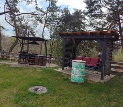 База отдыха "ЗаводЪ" Клейниковский с/с, вблизи д.Костычи. К услугам гостей 3 двухкомнатных 4х местных отдельных номера. Отдельно сдаётся терраса с зоной барбекю, беседка, баня.