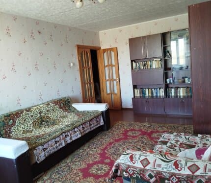 Квартира светлая, просторная. В других комнатах живёт хозяйка- пенсионерка и ее взрослый сын. Рядом автобусно- троллейбусная остановка. Хотелось бы квартирантов спокойных и аккуратных.