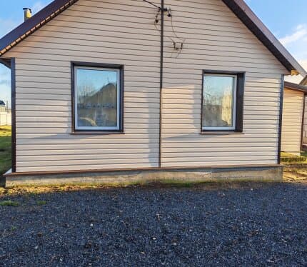 Продаётся одноэтажный дом. В доме 2 комнаты, кладовая. Все окна ПВХ. Отопление печное, к дому подведен газ. На участке находятся летняя кухня/баня, 3 сарая, погреб. Есть колодец. Участок огорожен. Рядом есть лес и озеро. Находится в 7 км от г. Несвижа. Все документы готовы. 