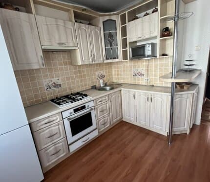 Сдам уютную 2-х комнатную квартиру на длительный срок. По договору найма. Стоимость в месяц + коммунальные платежи. В квартире есть вся необходимая мебель и техника, интернет, балкон. Очень удобное расположение, рядом находятся остановки общественного транспорта, поликлиника, торговые центры, университет, школы, детские сады и все другие необходимые объекты инфраструктуры. Иностранным студентам квартира не сдается, прошу не беспокоить.