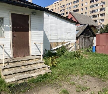 Продается не выделенная доля в двухкомнатной квартире, где одна из комнат проходная. Квартире требуется капитальный ремонт (укрепление фундамента, перекрытие крыши, и т. д…) Сарай и гараж в аварийном состоянии.