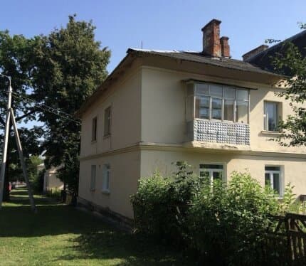 Идеальное расположение: Сердце города!Центр Могилева: Все ключевые точки города – в шаговой доступности.Отличная транспортная развязка: Удобное сообщение со всеми районами. Всего 2 остановки до пл. Орджоникидзе.Инфраструктура рядом: Быховский рынок, магазины, аптека, поликлиника – все необходимое под рукой.Район для семей: Напротив дома – средняя школа №11. В пешей доступности – лицей №1 и средняя школа №10.Исторический центр близко: До Ратуши – менее 1 км. До пл. Славы–приятная 10-мин. прогулка