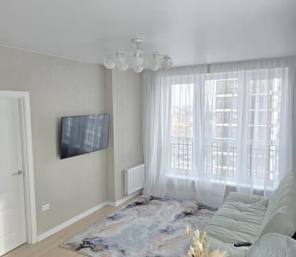 Просторная новая квартира после свежего ремонта на 23-м этаже с панорамным видом на весь Минск. Полностью укомплектована для комфортного проживания: кофемашина, посудомоечная и стиральная машины, современная кухня, посуда, сантехника, ванна, высокоскоростной интернет и удобная мебель. Удобное расположение — в пешей доступности метро и торговый центр. В доме есть аптека, рядом кофейня и вся необходимая инфраструктура.