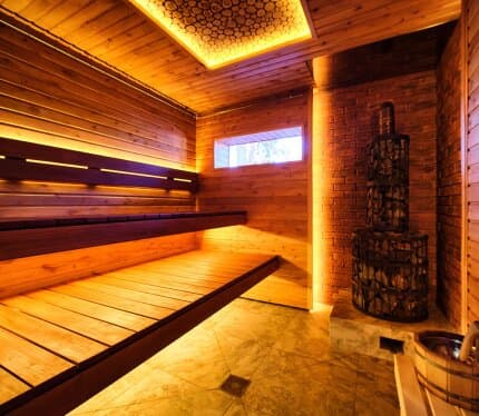 Настоящая русская баня на дровах в Гродненском районе. Уникальный современный дизайн для комфортного отдыха вдвоем, всей семьей или компанией друзей. К Вашим услугам предоставляется парение в бане до четырех часов, банные принадлежности (простыни, полотенца, шапки), зона костра с дровами, зона барбекю (решетка, шампуры), холодная купель, посуда, чай/кофе. Имеется два спальных места (раскладной двуспальный диван).