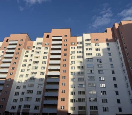 Продается однокомнатная квартира по Петруся Бровки.Свежий блочный дом.Удобный средний этаж.Хорошее жилое состояние.Индивидуальное отопление .Квартира теплая,светлая,сухая.Быстрая сделка.