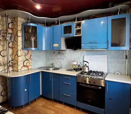 Продается трехкомнатная квартира в районе Шведской горки . Просторная, функциональная планировка со всеми изолированными комнатами. Дом простроен в 2014году. Квартира находиться на первом этаже девятиэтажного дома. Отличная планировка с двумя просторными лоджиями. В квартире есть косметический ремонт, стены оклеены обоями, потолки во всех помещениях натяжные, на полу линолеум (сразу можно заехать и жить без дополнительных вложений), все окна деревянные стеклопакеты.