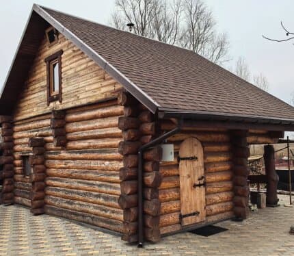 О бане: Возле бани есть своя уютная беседка, зона BBQ (мангал, казан, решетки, шампура, розжиг, дрова) Стоимость при размещении до 6-ти чел: Почасовая аренда: С понедельника по четверг 60р/час С пятницы по воскресенье 70р/час Минимальное количество часов при почасовой аренде 4 часа. Посуточная аренда: С понедельника по четверг 500р/сутки С пятницы по воскресенье 600р/сутки Заезд в 15.00, выезд в 12.00.