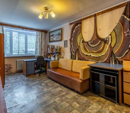 Продается 49/100 доли в 2-х комнатной квартире. Комната 17.2 м2.