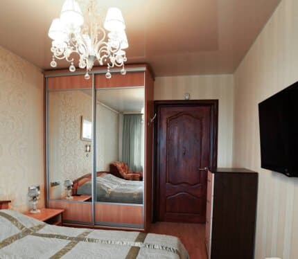 Сдаю отдельную просторную комнату с мебелью и всей необходимой бытовой техникой, метро рядом ,под ключ.