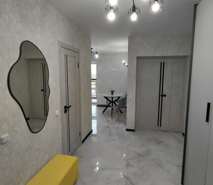 Сдается на длительный срок новая двухкомнатная квартира с дизайнерским ремонтом в центре города, по договору. Без животных. В шаговой доступности магазины, школа, садик, бассейн, Брестская крепость, парк 1 Мая, пешеходная ул. Советская, железнодорожный и авто вокзалы. Хорошая транспортная развязка, рядом остановка общественного транспорта. Имеется вся необходимая мебель и техника для комфортного проживания.