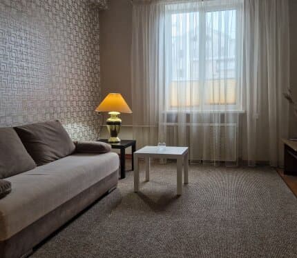 Сдам квартиру в центре. Высокие потолки, тихий двор. Рядом городской парк, магазины, автовокзал, ж/д вокзал. Есть скоростной интернет. Есть возможность сдачи на более короткий срок. В стоимость не входят коммунальные платежи