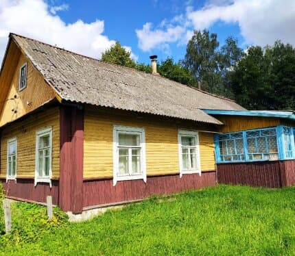 Домик в деревне Заполье, Новогрудский район. Хотите сбежать от городской суеты в настоящую сказку? Продается дом в живописнейшем месте на окраине деревни. Главное богатство этого места — природа прямо у порога. За калиткой начинается лес, полный грибов и ягод. В сезон тихой охоты можно ходить с корзинкой хоть каждый день. Лес — буквально в двух шагах от дома. Деревня — тихая, ухоженная, но дом стоит на отшибе, обеспечивая полную приватность. Озеро Свитязь — всего в 15 минутах на машине.