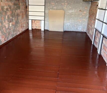 Сдам гараж на длительный срок. Под хранение авто. Ремонтные и покрасочные работы не проводить. Гараж расположен в 100 метрах от МКАД на Инженерной 45 с отличным заездом, (2 остановки до ст.м. Могилевская). Сухой, с подвалом по всему периметру гоража.Чистый, теплый. Размеры гаража 5,75 на 3,37. Высота при въезде 197 см, высота потолков 227 см.