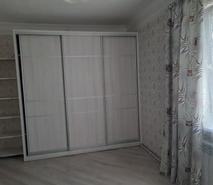 Сдается дом в центре города ул.Ломоносова.Дом находится в тихом районе В доме 3 комнаты кухня ванная туалет. Есть вся необходимая для комфортного проживания мебель и бытовая техника. Техника и предметы быта могут быть предоставлены дополнительно по просьбе. Территория огорожена благоустроена. На территории гараж и зона для отдыха. Подключены все коммуникации: Интернет телевидение водопровод канализация горячая вода газовое отопление.